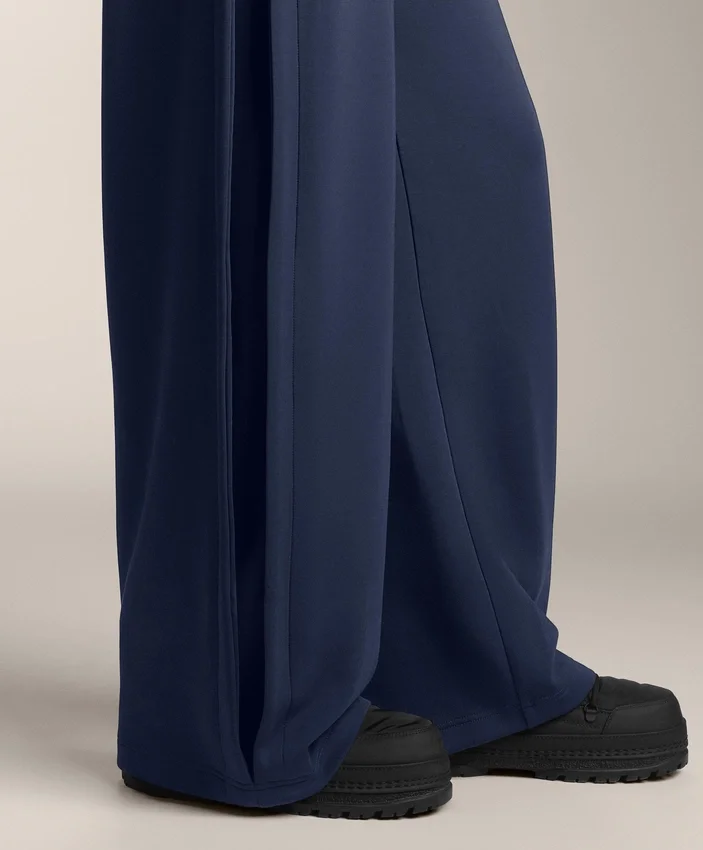 Pantalon cocon avec plis latéraux et modal brossé Pantalon cocon avec plis latéraux et modal brossé