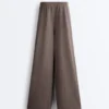 Pantalon à coupe droite avec rayures asymétriques et modal Pantalon à coupe droite avec rayures asymétriques et modal