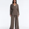 Pantalon à coupe droite avec rayures asymétriques et modal Pantalon à coupe droite avec rayures asymétriques et modal