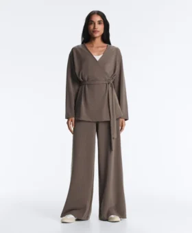 Pantalon à coupe droite avec rayures asymétriques et modal