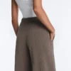 Pantalon à coupe droite avec rayures asymétriques et modal Pantalon à coupe droite avec rayures asymétriques et modal