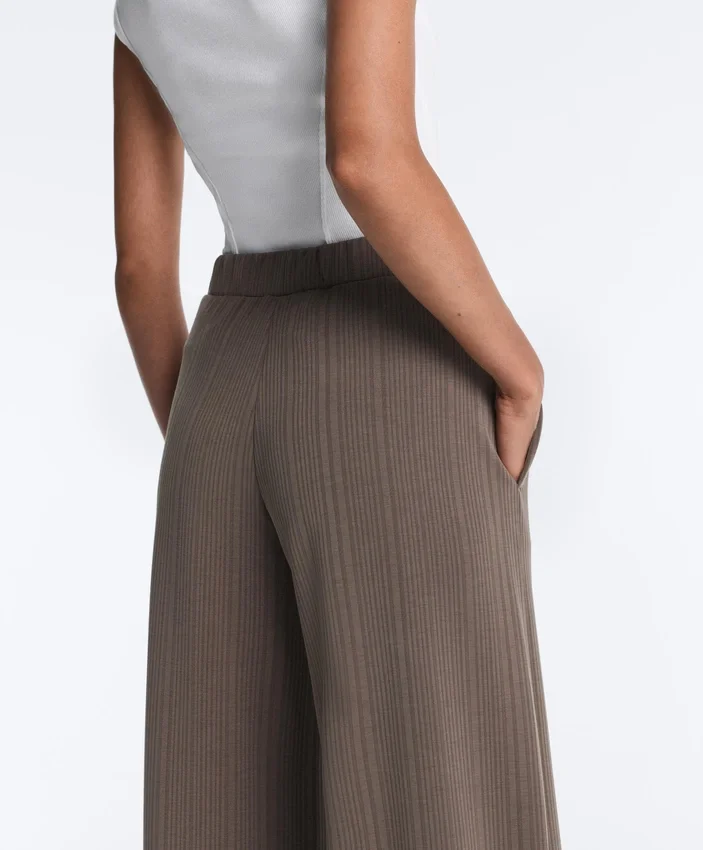 Pantalon à coupe droite avec rayures asymétriques et modal Pantalon à coupe droite avec rayures asymétriques et modal