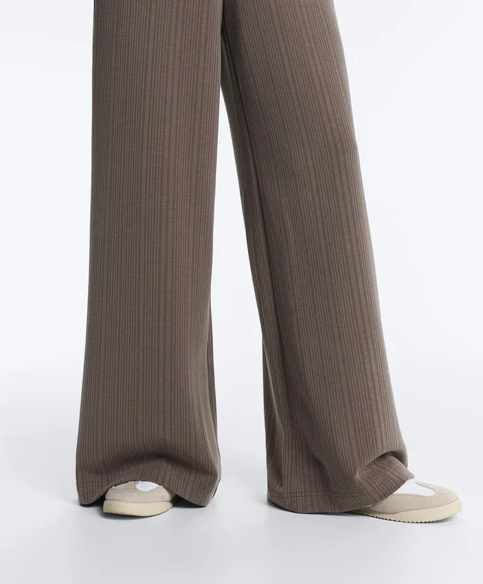 Pantalon à coupe droite avec rayures asymétriques et modal Pantalon à coupe droite avec rayures asymétriques et modal