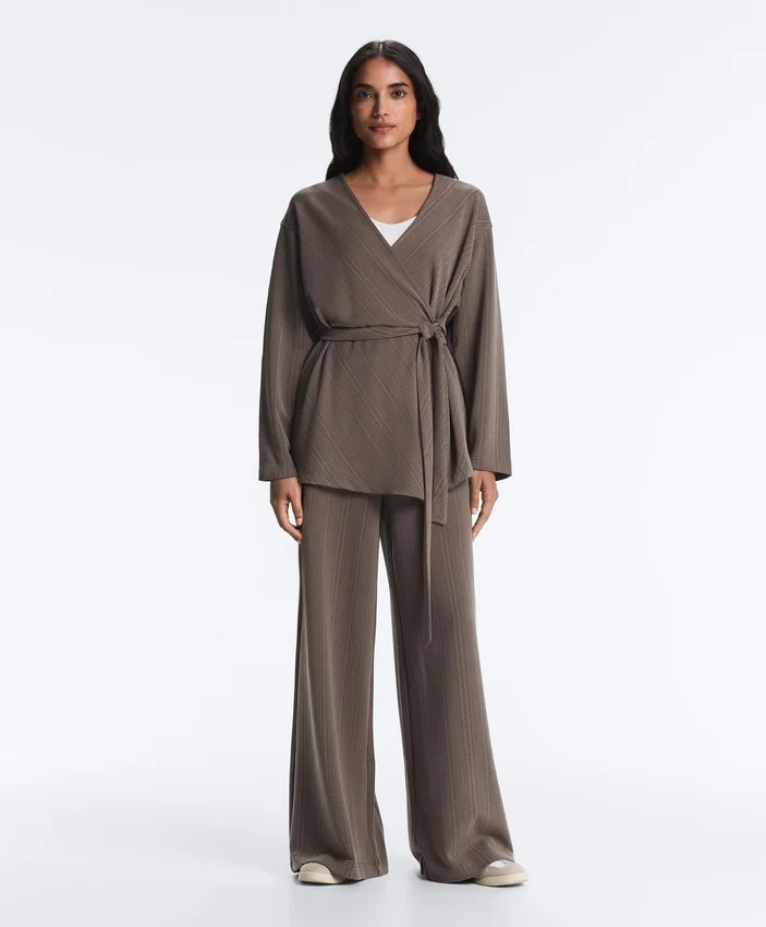 Pantalon à coupe droite avec rayures asymétriques et modal Pantalon à coupe droite avec rayures asymétriques et modal