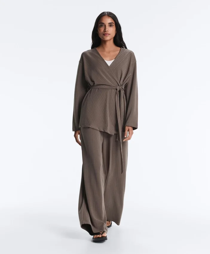 Pantalon à coupe droite avec rayures asymétriques et modal Pantalon à coupe droite avec rayures asymétriques et modal