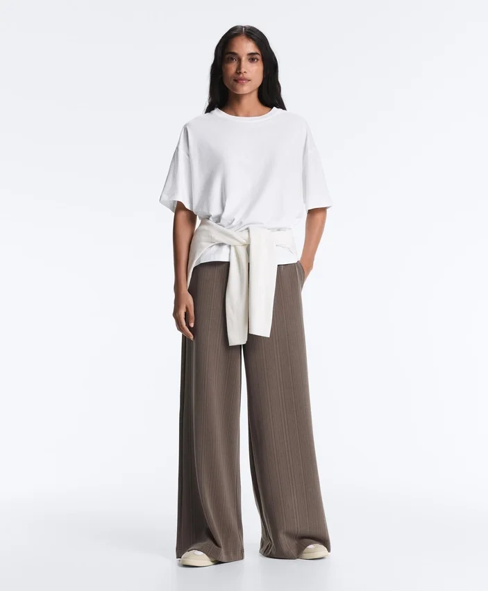 Pantalon à coupe droite avec rayures asymétriques et modal Pantalon à coupe droite avec rayures asymétriques et modal