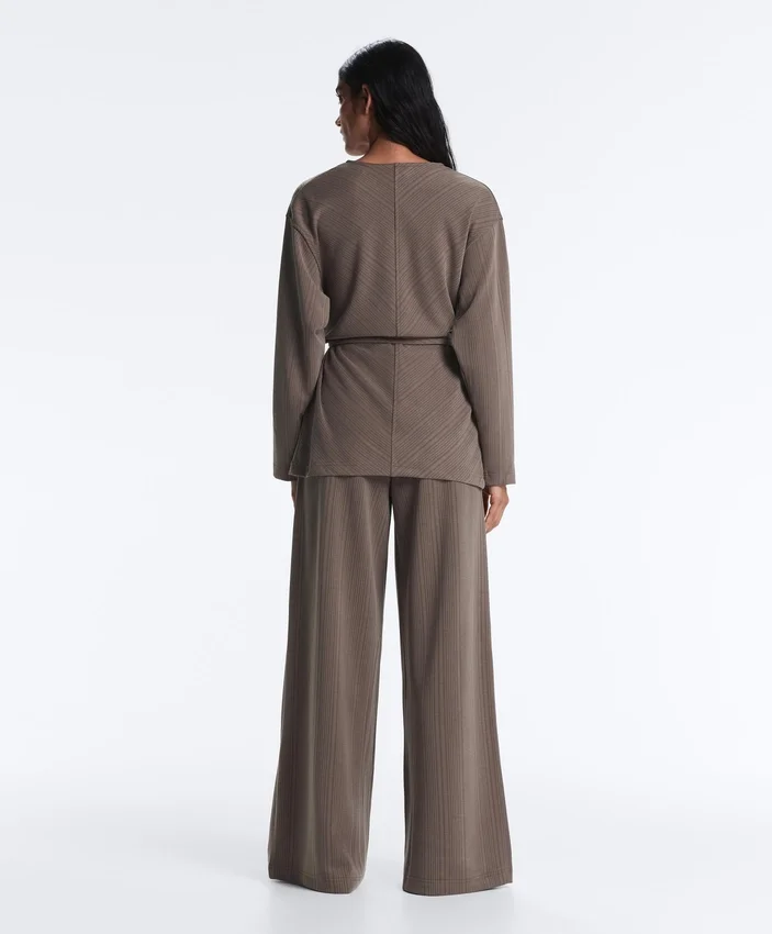 Pantalon à coupe droite avec rayures asymétriques et modal Pantalon à coupe droite avec rayures asymétriques et modal