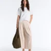 Pantalon court à jambes larges avec plis et rayures Pantalon court à jambes larges avec plis et rayures