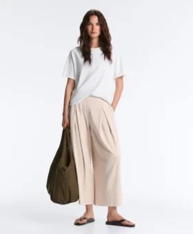 Pantalon court à jambes larges avec plis et rayures