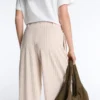 Pantalon court à jambes larges avec plis et rayures Pantalon court à jambes larges avec plis et rayures