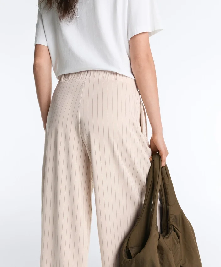 Pantalon court à jambes larges avec plis et rayures Pantalon court à jambes larges avec plis et rayures
