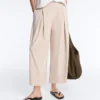 Pantalon court à jambes larges avec plis et rayures Pantalon court à jambes larges avec plis et rayures
