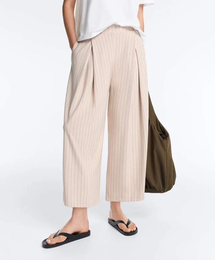 Pantalon court à jambes larges avec plis et rayures Pantalon court à jambes larges avec plis et rayures