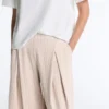 Pantalon court à jambes larges avec plis et rayures Pantalon court à jambes larges avec plis et rayures