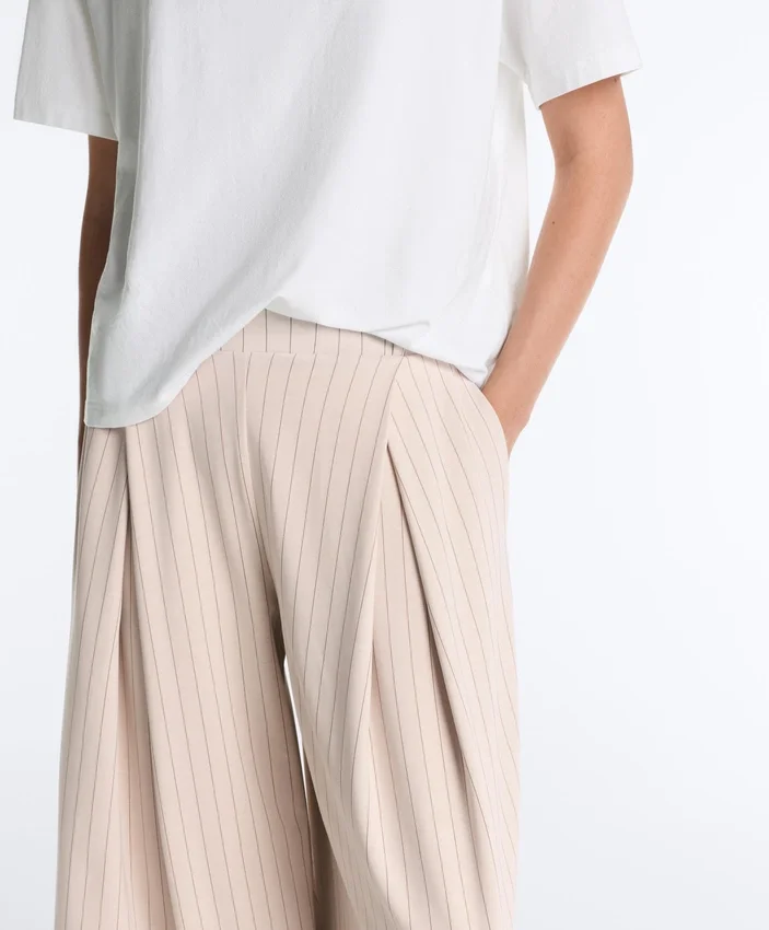 Pantalon court à jambes larges avec plis et rayures Pantalon court à jambes larges avec plis et rayures