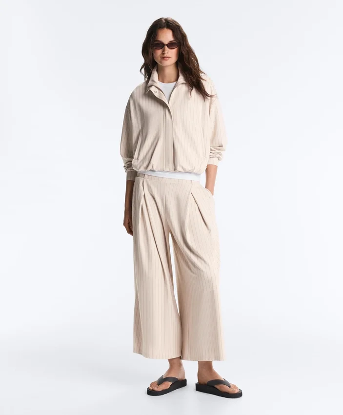 Pantalon court à jambes larges avec plis et rayures Pantalon court à jambes larges avec plis et rayures