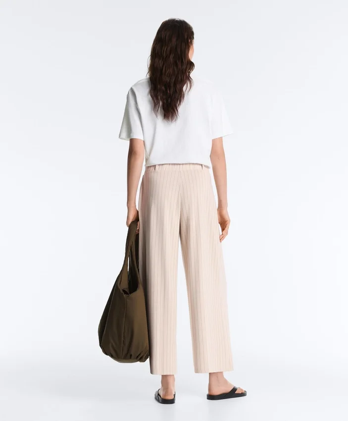 Pantalon court à jambes larges avec plis et rayures Pantalon court à jambes larges avec plis et rayures