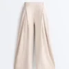 Pantalon court à jambes larges avec plis et rayures Pantalon court à jambes larges avec plis et rayures