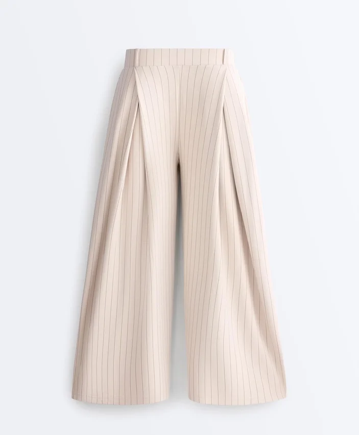 Pantalon court à jambes larges avec plis et rayures Pantalon court à jambes larges avec plis et rayures