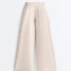 Pantalon court à jambes larges avec plis et rayures Pantalon court à jambes larges avec plis et rayures