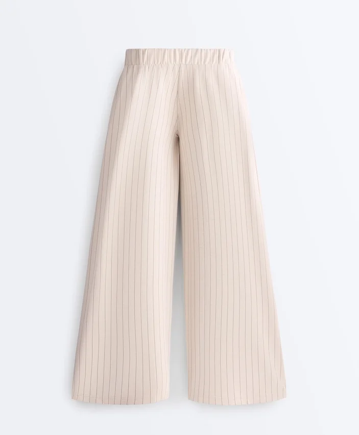 Pantalon court à jambes larges avec plis et rayures Pantalon court à jambes larges avec plis et rayures