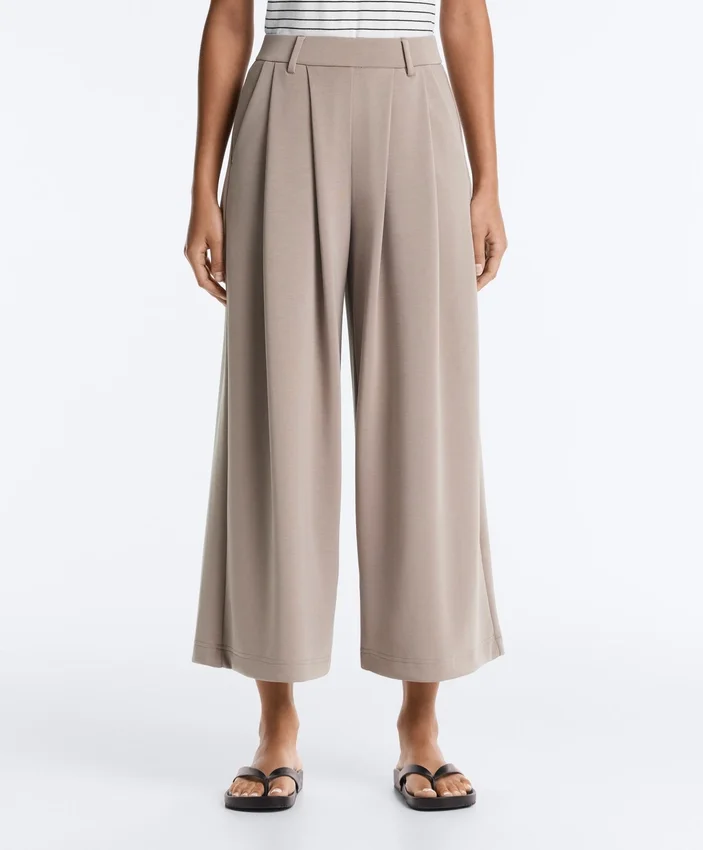 Pantalon court à jambes larges et au toucher Soft Touch, en modal et à plis Pantalon court à jambes larges et au toucher Soft Touch, en modal et à plis