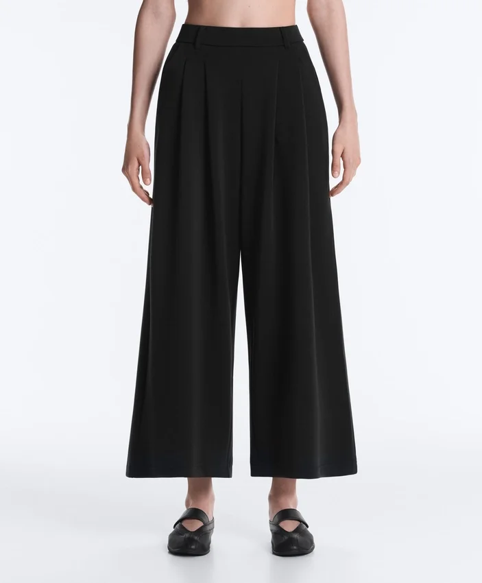 Pantalon court à jambes larges et au toucher Soft Touch, en modal et à plis Pantalon court à jambes larges et au toucher Soft Touch, en modal et à plis