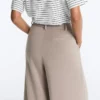 Pantalon court à jambes larges et au toucher Soft Touch, en modal et à plis Pantalon court à jambes larges et au toucher Soft Touch, en modal et à plis