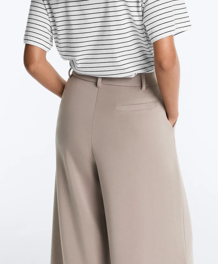 Pantalon court à jambes larges et au toucher Soft Touch, en modal et à plis Pantalon court à jambes larges et au toucher Soft Touch, en modal et à plis