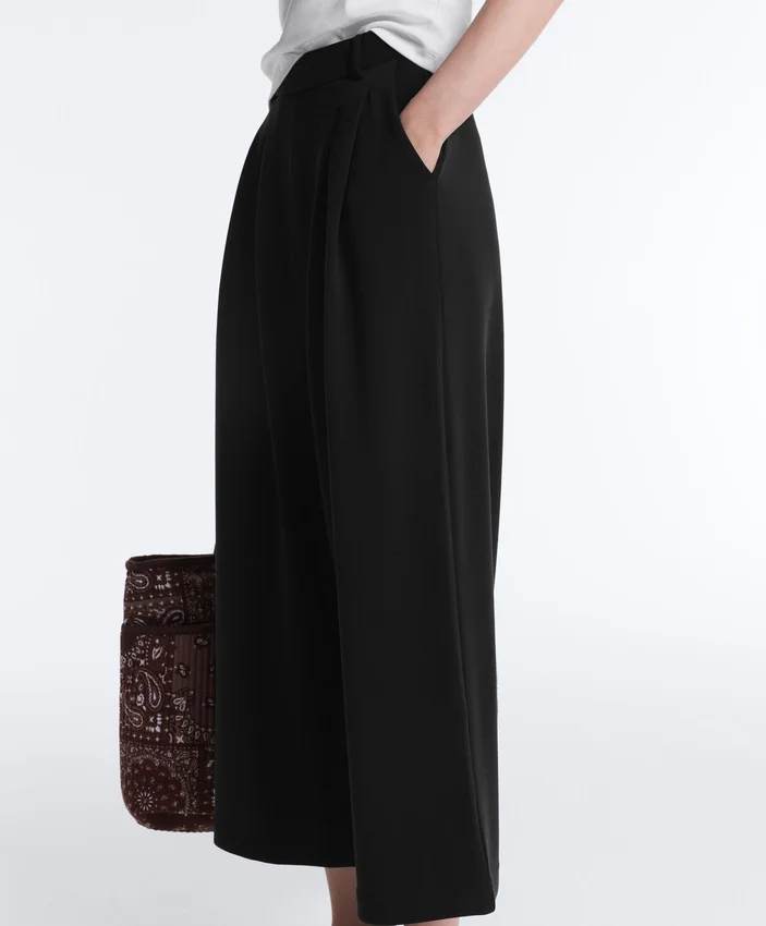 Pantalon court à jambes larges et au toucher Soft Touch, en modal et à plis Pantalon court à jambes larges et au toucher Soft Touch, en modal et à plis
