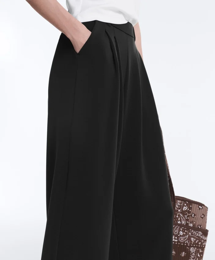 Pantalon court à jambes larges et au toucher Soft Touch, en modal et à plis Pantalon court à jambes larges et au toucher Soft Touch, en modal et à plis