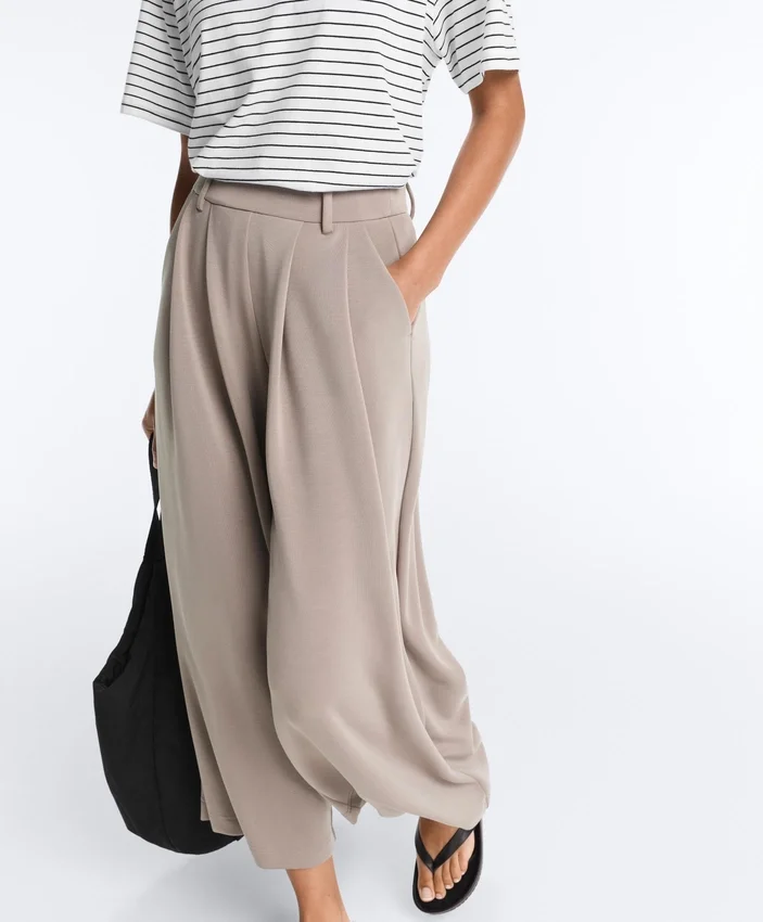 Pantalon court à jambes larges et au toucher Soft Touch, en modal et à plis Pantalon court à jambes larges et au toucher Soft Touch, en modal et à plis