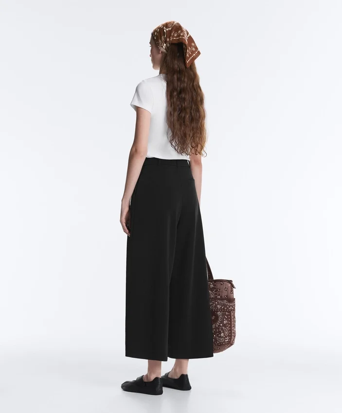 Pantalon court à jambes larges et au toucher Soft Touch, en modal et à plis Pantalon court à jambes larges et au toucher Soft Touch, en modal et à plis