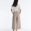 Pantalon court à jambes larges et au toucher Soft Touch, en modal et à plis Pantalon court à jambes larges et au toucher Soft Touch, en modal et à plis