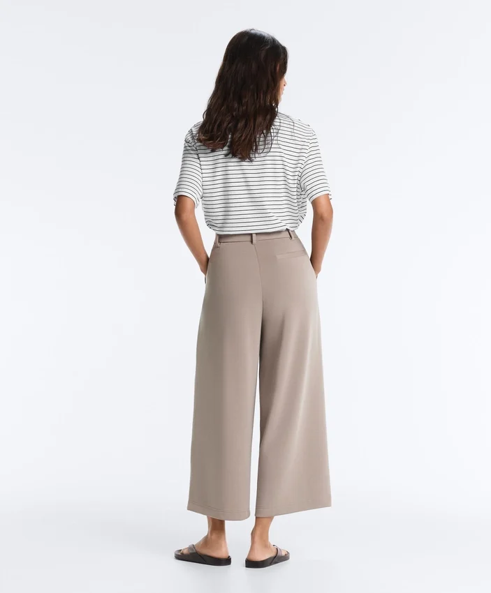 Pantalon court à jambes larges et au toucher Soft Touch, en modal et à plis Pantalon court à jambes larges et au toucher Soft Touch, en modal et à plis