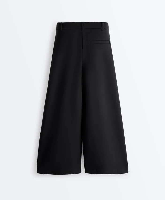 Pantalon court à jambes larges et au toucher Soft Touch, en modal et à plis Pantalon court à jambes larges et au toucher Soft Touch, en modal et à plis