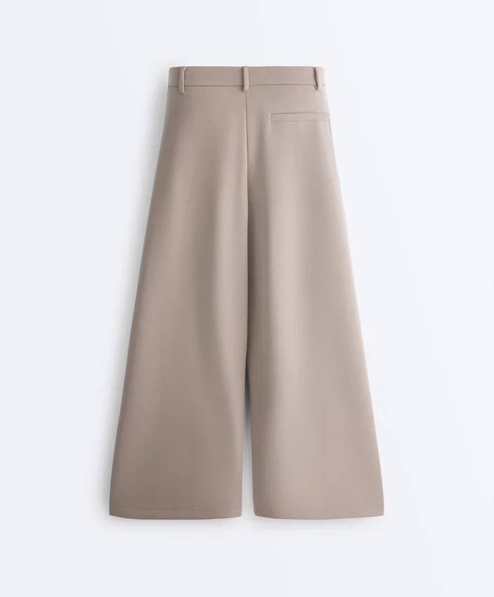 Pantalon court à jambes larges et au toucher Soft Touch, en modal et à plis Pantalon court à jambes larges et au toucher Soft Touch, en modal et à plis