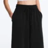 Pantalon court à jambes larges et toucher Soft Touch avec modal Pantalon court à jambes larges et toucher Soft Touch avec modal