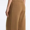 Pantalon droit avec structure tricotée sur les côtés Pantalon droit avec structure tricotée sur les côtés