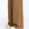 Pantalon droit avec structure tricotée sur les côtés Pantalon droit avec structure tricotée sur les côtés