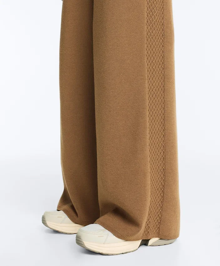 Pantalon droit avec structure tricotée sur les côtés Pantalon droit avec structure tricotée sur les côtés