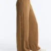 Pantalon droit avec structure tricotée sur les côtés Pantalon droit avec structure tricotée sur les côtés