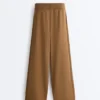 Pantalon droit avec structure tricotée sur les côtés Pantalon droit avec structure tricotée sur les côtés