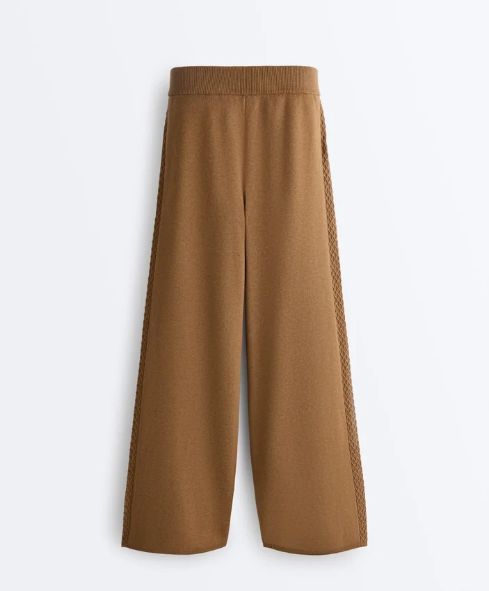 Pantalon droit avec structure tricotée sur les côtés Pantalon droit avec structure tricotée sur les côtés
