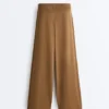 Pantalon droit avec structure tricotée sur les côtés Pantalon droit avec structure tricotée sur les côtés