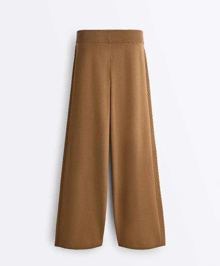 Pantalon droit avec structure tricotée sur les côtés Pantalon droit avec structure tricotée sur les côtés