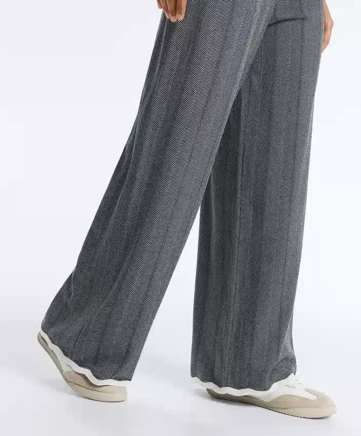 Pantalon droit en maille à motif chevrons Pantalon droit en maille à motif chevrons