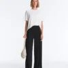 Pantalon droit en mélange de modal avec plis sur les côtés Pantalon droit en mélange de modal avec plis sur les côtés
