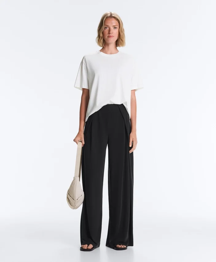 Pantalon droit en mélange de modal avec plis sur les côtés Pantalon droit en mélange de modal avec plis sur les côtés