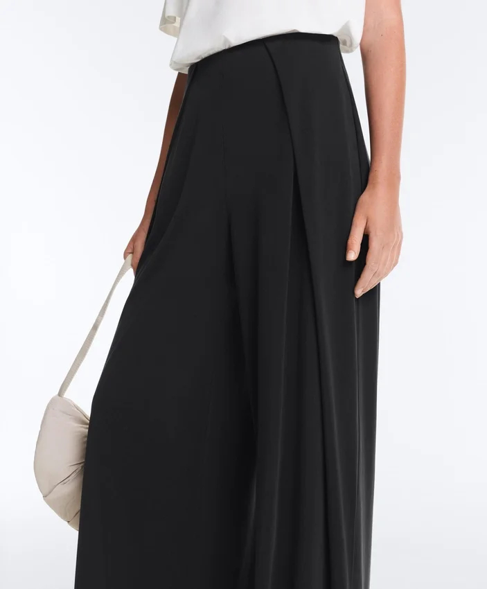 Pantalon droit en mélange de modal avec plis sur les côtés Pantalon droit en mélange de modal avec plis sur les côtés